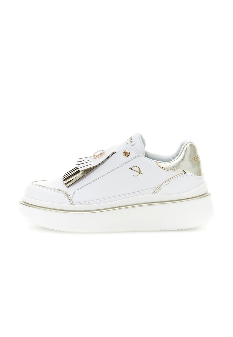 Pantofi sport din piele albă cu talpă groasă, accente aurii și ciucuri decorative în vârf, expuși pe un fundal alb.