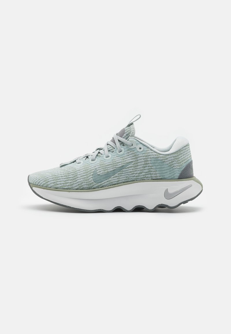 Nike Performance MOTIVA - Utcai futócipők - light silver/metallic silver/jade horizon/smoke grey/summit white