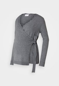 Szary sweter ciążowy z długim rękawem, z dzianiny, z falbaniastymi krawędziami i bocznym zapięciem na wiązanie, na białym tle.