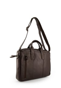 Brązowa skórzana torba z podwójnymi uchwytami na górze i odpinanym paskiem na ramię; posiada kieszeń na zamek z przodu oraz gładką teksturę.