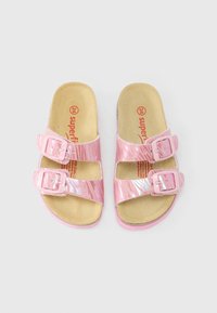 Roosad liug-sandaalid kahe reguleeritava pandlaga, millel on läikiv, iirisev kate ja tekstureeritud tallapadi mugavuse tagamiseks.