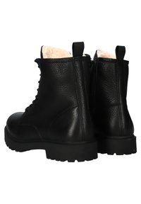 Stivali ankle in pelle nera con finitura texturizzata, lacci frontali e una morbida fodera color crema. Suola chunky per trazione e durata.