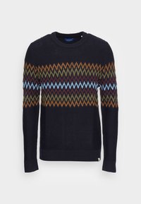 Pull bleu marine avec un col rond présentant un motif zigzag en orange, vert, bordeaux et bleu clair sur la poitrine et les manches.