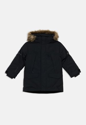 Parka d’hiver noire avec capuche doublée de fourrure, manches longues, deux poches avant et détails réfléchissants sur les bras sur un fond clair uni.