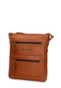 Borsa a tracolla in pelle marrone con due tasche anteriori con zip, una targhetta con logo, cinturino regolabile e finitura liscia e testurizzata.