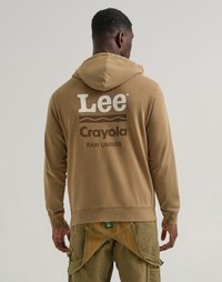 Felpa marrone con la scritta "Lee" e "Crayola RAW UMBER" sul retro, dal taglio classico e con polsini a costine.