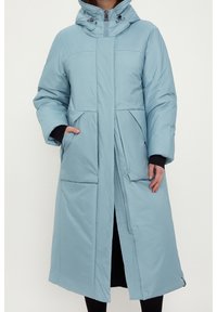 Cappotto imbottito lungo, di un blu chiaro, con cappuccio, presenta ampie tasche anteriori, chiusura con zip e dettagli a costine sull'orlo. Texture liscia e opaca.