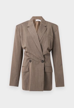 Brun dobbelt-breasted blazer med hakkede revers, to forlommer med klap, en brystlomme og lange ærmer på en hvid baggrund.