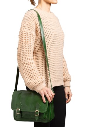 Borsa a spalla verde in pelle con texture lucida, dotata di chiusura a pattina, due cinture frontali e una lunga tracolla regolabile.