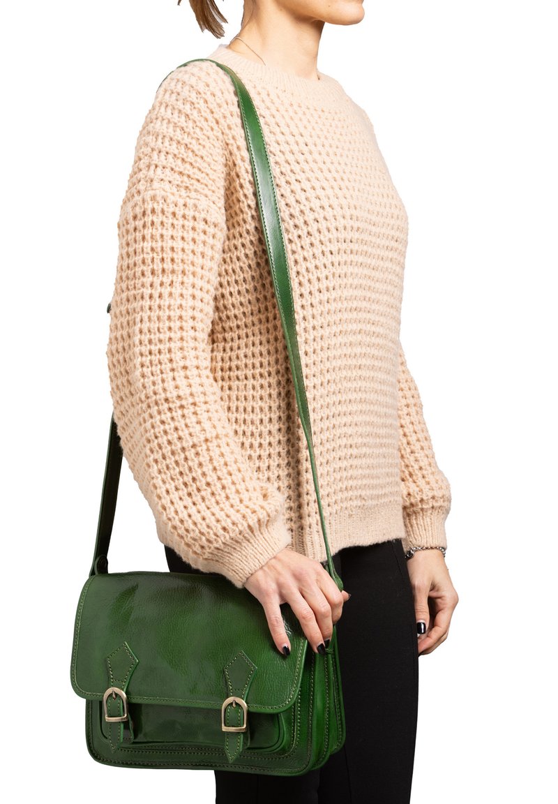 Borsa a spalla verde in pelle con texture lucida, dotata di chiusura a pattina, due cinture frontali e una lunga tracolla regolabile.