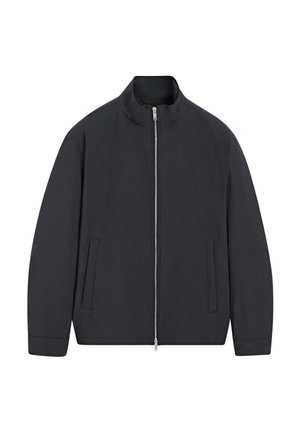 Giacca nera con zip frontale, collo alla coreana, due tasche anteriori e maniche lunghe, mostrata su sfondo bianco.