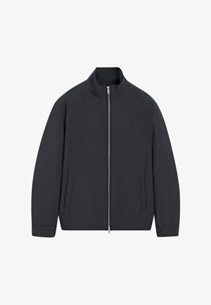 Giacca nera con zip frontale, collo alla coreana, due tasche anteriori e maniche lunghe, mostrata su sfondo bianco.