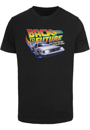 Crni majica s grafičkim printom srebrnog DeLorean automobila, vibrantan natpis "Povratak u budućnost" i "Outatime Tour 85."