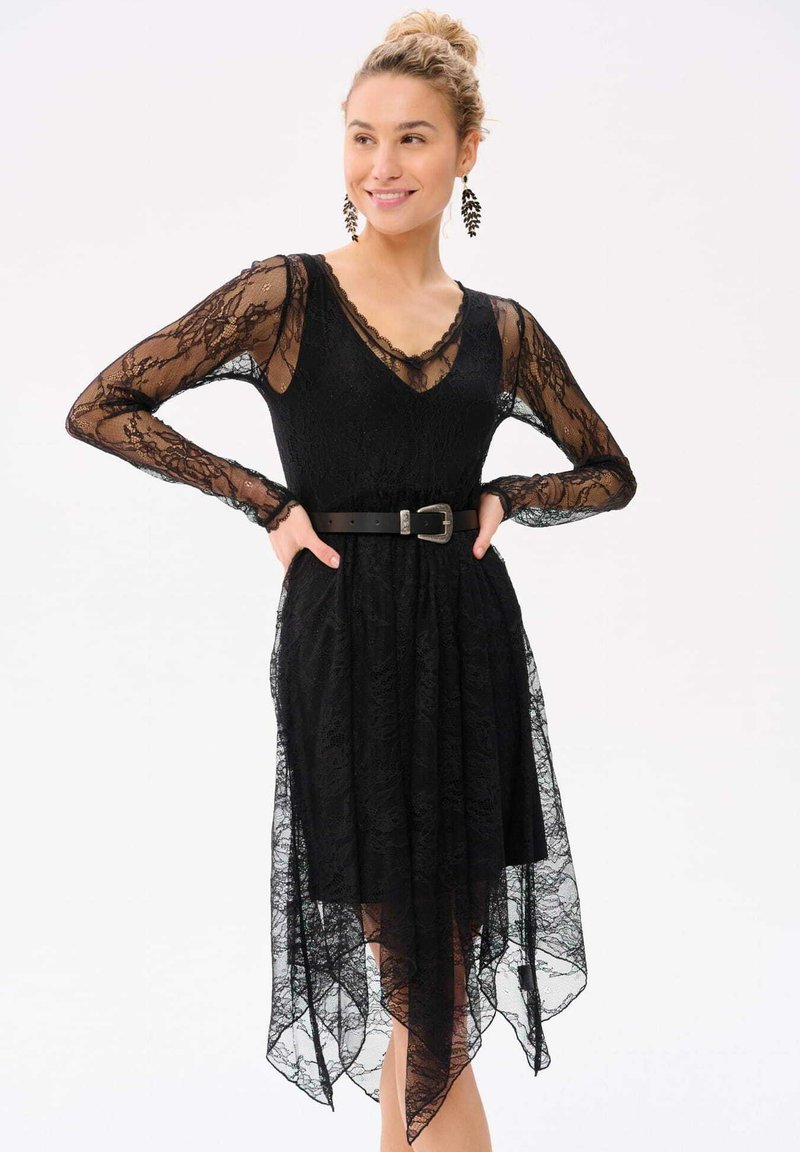 Zwart kanten jurk met lange doorzichtige mouwen, V-hals, getailleerde taille met een riem en een high-low zoom met delicate kantdetails.