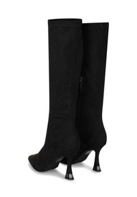 Botas de ante negras hasta la rodilla con puntas afiladas, tacones altos delgados y cierres con cremallera lateral, mostradas desde los ángulos trasero y lateral.