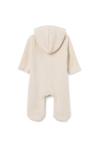 Mono de bebé de algodón beige con capucha, trim suave y peludo, mangas largas y diseño con pies. Presenta una capucha redondeada y sin cierres.