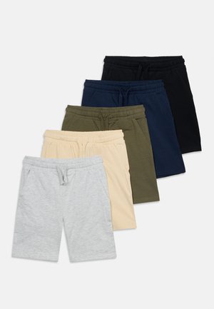 Πέντε ζευγάρια καθημερινά σορτς με κορδόνι σε γκρι, μπεζ, ελιά, σκούρο μπλε και μαύρο, τοποθετημένα επικαλυπτόμενα σε λευκό φόντο.