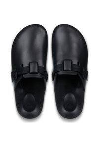Sandales plates noires en matière synthétique lisse. Dotées d'une semelle moulée, d'une bride réglable avec boucle et d'une semelle texturée.
