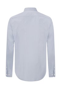 Camisa de manga larga azul claro, de tela de algodón, con cuello abotonado y dobladillo redondeado, presenta botones blancos en los puños y detalle en el yugo trasero.