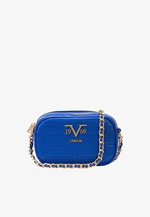 Helles blaues rechteckiges Umhängetäschchen mit goldener Kettenriemen und geprägtem 1969 Italia-Logo auf der Vorderseite, strukturiertes Muster, Reißverschluss oben.