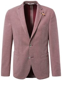 Blazer rosso textured con una tasca sul petto, due tasche frontali e due bottoni. Include un pin decorativo sul risvolto, vestibilità su misura.