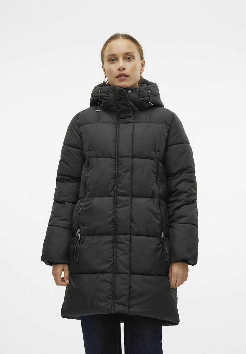 Svart puffjacka med huva, med en quiltad design, framfickor med dragkedja och justerbara snoddar på huvan och nederkanten.
