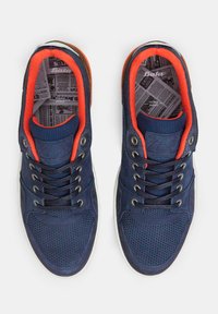 Sneaker blu navy con materiali in rete e suede, caratterizzate da dettagli arancioni, lacci rotondi e una soletta a motivi in bianco e nero.