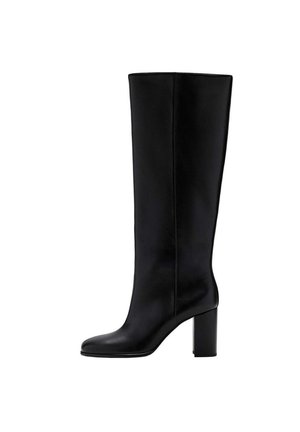 Botte femme en cuir noir montant au genou avec un bout arrondi et un talon haut bloqué, vue de profil sur fond blanc.