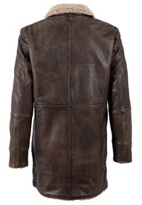 Chaqueta de cuero marrón con cuello de borrego, con corte recto, costuras visibles y textura suave en la parte posterior.