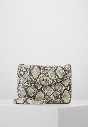 Sac bandoulière rectangulaire avec motif peau de serpent gris et noir et un fermoir doré à fermeture tournante, posé sur une surface blanche.