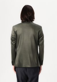 Olivgrüner Blazer aus glattem Stoff, mit taillierter Passform, Schalkragen und Details mit drei Knöpfen an den Ärmelabschlüssen. Rückansicht dargestellt.