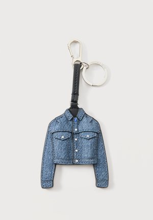 Schlüsselanhänger in Form einer Jeansjacke mit silbernen Knöpfen, schwarzem Lederband, Karabinerhaken und silbernem Schlüsselring auf weißem Hintergrund.