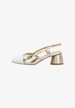 Witte en metallic gouden slingback schoen met spitsen neus en blokhak, voorzien van een verstelbare enkelband en open zijden.