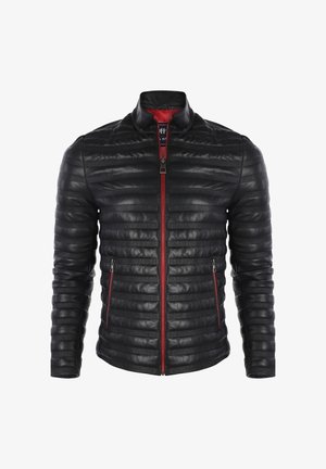 Schwarze Lederjacke mit gesteppter Oberfläche, hohem Kragen und roten Reißverschlussakzenten. Verfügt über zwei seitliche Reißverschlusstaschen und ein körperbetontes Design.