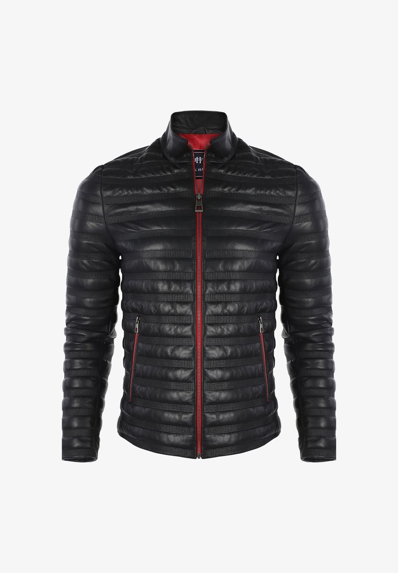 Zwarte leren jas met een gequiltte oppervlakte, hoge kraag en rode ritsaccenten. Heeft twee zijzakken met rits en een getailleerd ontwerp.