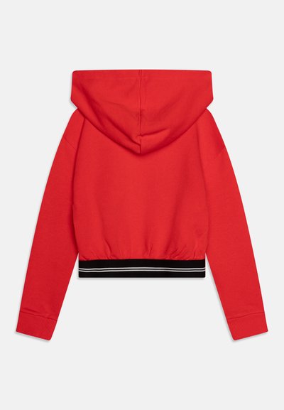 Röd kort hoodie med hood, ribbade ärmslut och en svart- och vitrandig fåll. Slät textur med en tajt passform. Enkel design.