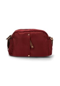 Bolsa de tela burdeos con cierre de cremallera, adornos de hardware dorado, dos bolsillos laterales y un bolsillo frontal con un pequeño detalle de correa.