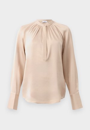 Blusa beige a manica lunga con colletto a fascia, chiusura con un bottone, pieghe frontali e polsini allargati, realizzata in tessuto morbido e leggero.