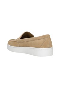 Beige suède instapper met een lage profiel, ronde neus en een witte rubberen zool met een gestikt accent langs de bovenkant.