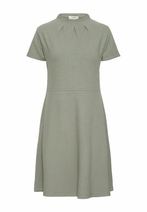 Sukienka z krótkim rękawem, do kolan, uszyta z miękkiej, zielonej tkaniny. Posiada wysoką szyję z plisami oraz rozszerzany dół, co zapewnia swobodny krój.