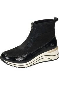 Bottines noires avec un bout en cuir verni lisse, un dessus en tissu mat, une fermeture éclair et une semelle plateforme texturée avec des accents blancs.