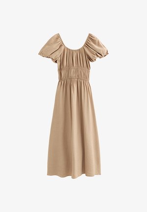 Beżowa sukienka midi z krótkimi bufkami, marszczonym gorsetem i marszczoną spódnicą z lekkiego materiału.