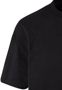 9N1M SENSE ESSENTIAL  - Trükipildiga T-särk - black