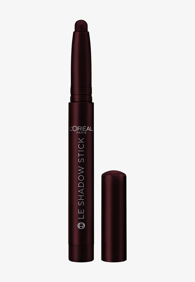 L'Oréal Paris Le Shadow Stick, un crayon cylindrique bordeaux foncé avec une pointe arrondie, présente une finition métallique et un mécanisme de rotation.