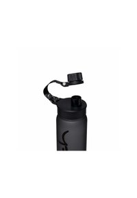 Schwarze Sport-Wasserflasche mit matter Oberfläche, einem durch ein Band befestigten Deckel und einem Trinkauslass. Verfügt über eine strukturierte Grifffläche und ein Logo-Detail.