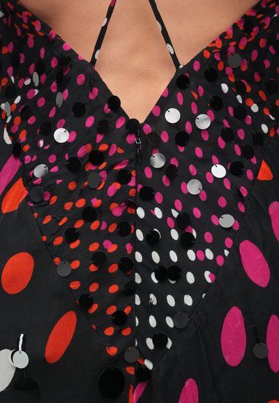 Melnas audums ar lielām rozā, oranžām, baltām un sarkanām punktotām pērlītēm. Izceļas ar spīdumiem un V-veida kakla izgriezumu ar plānām lencēm.