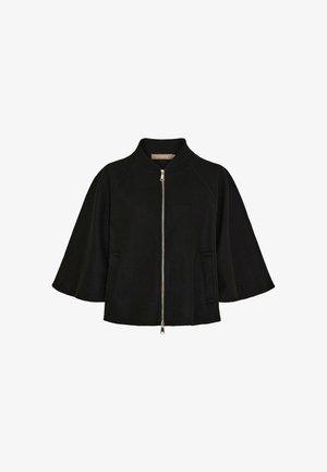 Sort kappejakke med høj krave, lynlås foran og overdådige ærmer. Fremstillet af et blødt stof med to sidelommer.