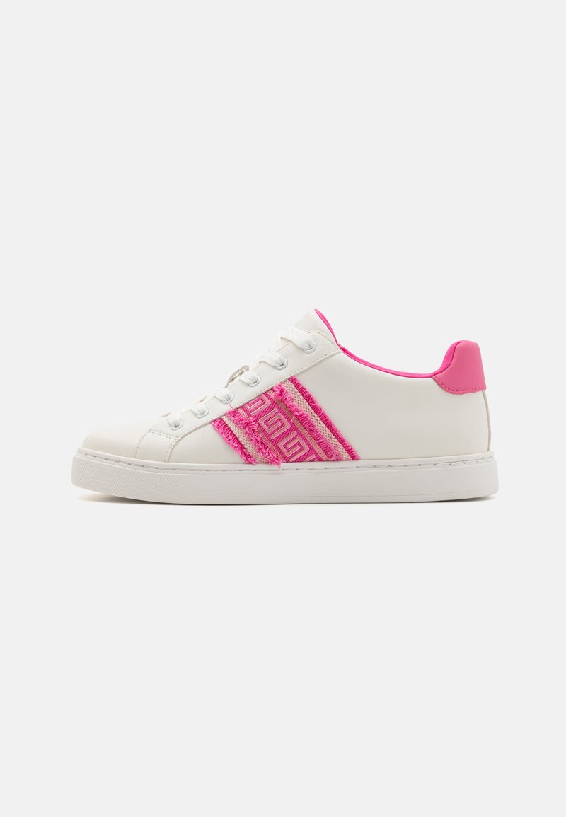 Weißer Sneaker mit pinken Akzenten; verfügt über plüschige pinke Seitenstreifen und ein strukturiertes Muster. Weiße Sohle mit runder Spitze und Schnürdesign.