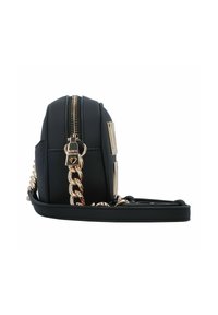 Borsa a tracolla in similpelle nera con dettagli in catena dorata, chiusura con zip, forma rettangolare e dettaglio del logo sul davanti.