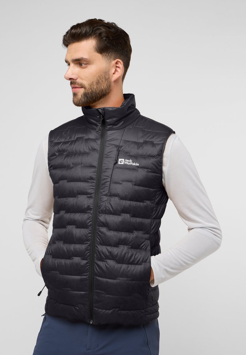 Schwarze gepolsterte Weste mit hohem Kragen, Reißverschluss und Logo auf der Brust. Entwickelt zur Isolation mit glattem Stoff und strukturierter Optik.